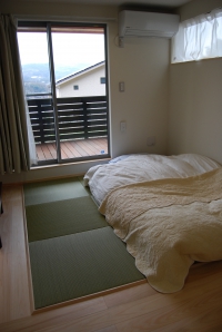 個室（和室）　その1　こちらも生駒山がよく見渡せます。